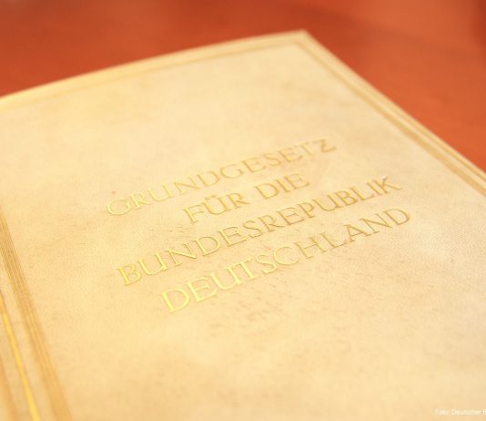„In einem vereinten Europa dem Frieden der Welt dienen“ – Ein Hoch auf das Grundgesetz und Glückwünsche zum 70. Geburtstag
